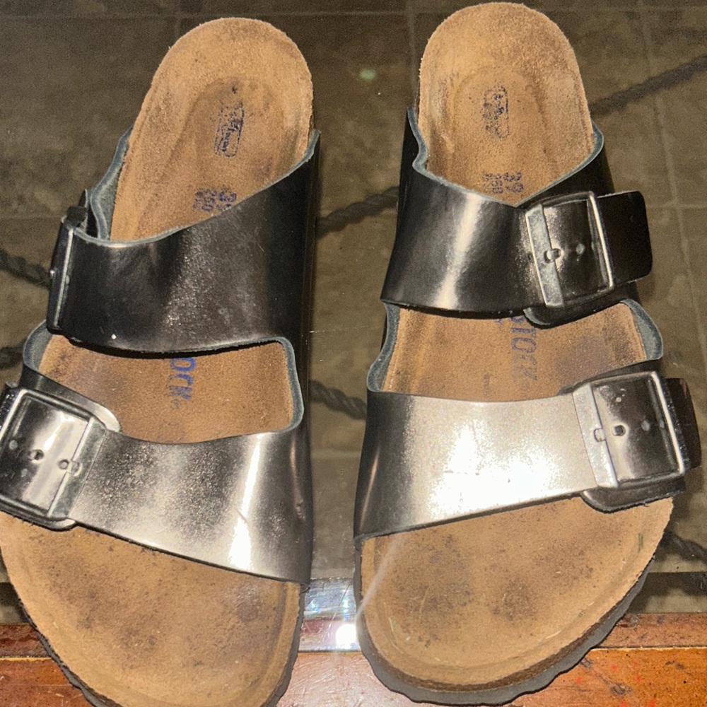 AUTHENTIC BIRKENSTOCK SANDAL. The Arizona Sandal:metallic rose gold s39 like new